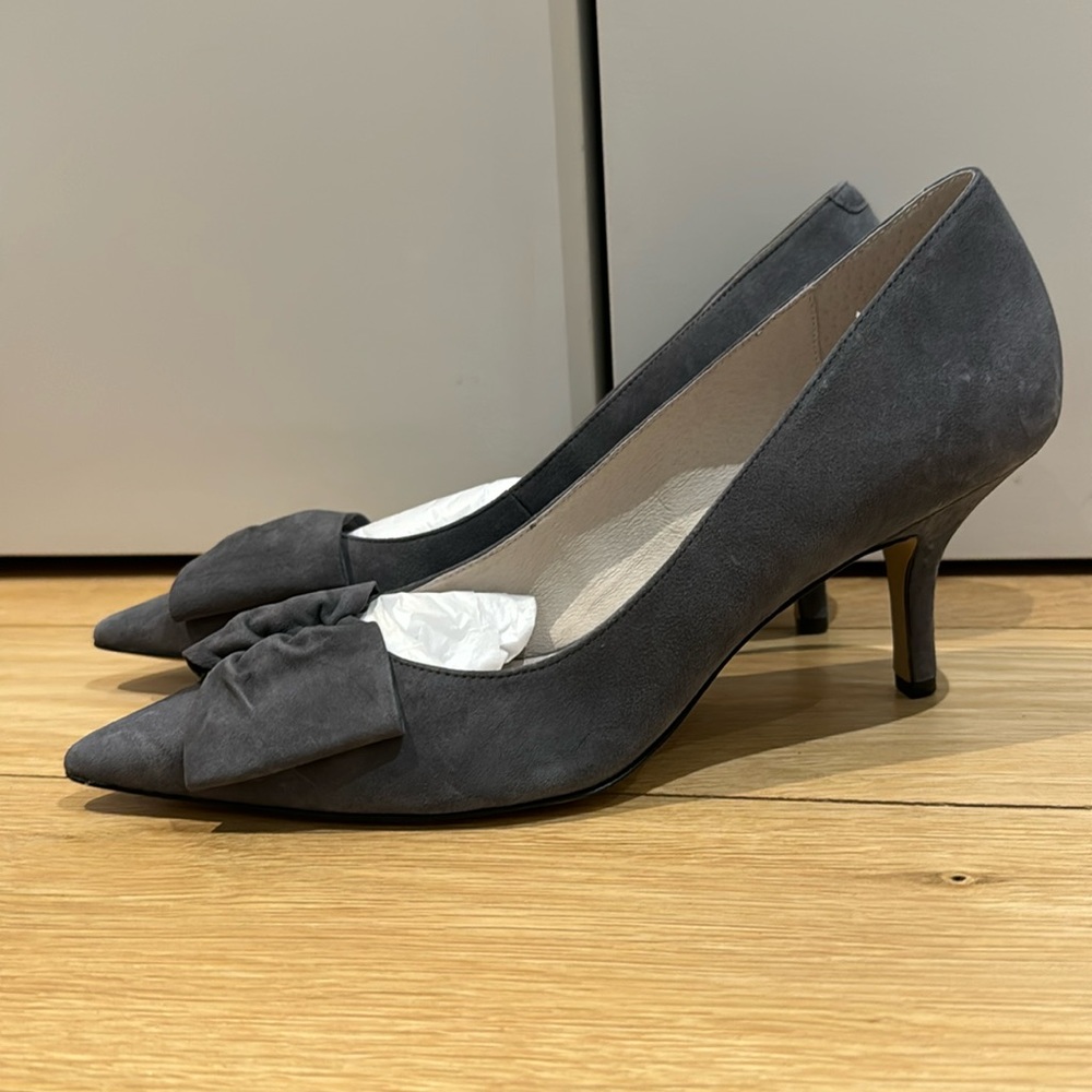 Bettye by Bettye Muller NIB Affair gray suede pumps size 9.5M